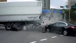 واژگونی پیاپی خودروی شاسی بلند پس از برخورد با کامیون + فیلم