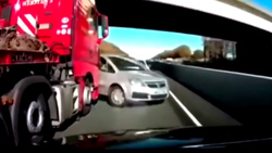 فرار میلیمتری یک زن از تصادف با خودرو + فیلم
