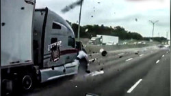 سقوط مرگبار یک خودروی سواری از روی پل + فیلم