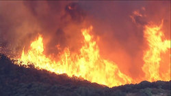 نبرد آتش نشانان با شعله‌های آتش در چیلکوت کالیفرنیا + فیلم