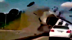 واژگونی خوفناک یک خودروی شاسی بلند در خیابان + فیلم