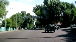 عاقبت حواس پرتی مامور پلیس هنگام توقف خودرو + فیلم