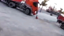 تصادف خودرو با مخزن زباله حین فیلمبرداری کردن راننده با موبایل + فیلم
