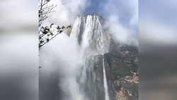 آبشاری شگفت‌انگیز و دیدنی در هند + فیلم