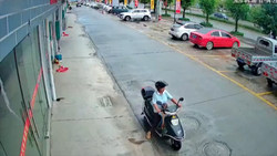 تصادف شاخ به شاخ موتورسیکلت با پورشه در سر پیچ + فیلم