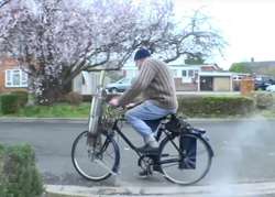 دوچرخه‌ای عجیب که بدون دخالت انسان حرکت می‌کند + فیلم