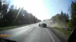آتش سوزی ناگهانی یک خودرو در زمین هاکی + فیلم