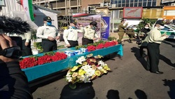اهدای گل و ماسک در معابر شهر تهران