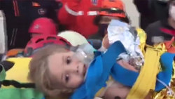اشک شوق فرمانده آتش‌نشانی ازمیر برای نجات کودک سه ساله + فیلم