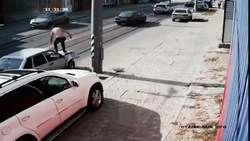حمله‌ور شدن راننده شاسی بلند به عابران پیاده و خودروها + فیلم