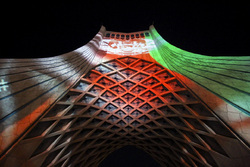 نورپردازی سه بعدی در میدان آزادی با موضوع همدردی با مردم افغانستان