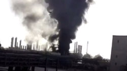 آتش سوزی ناگهانی یک خودرو در زمین هاکی + فیلم