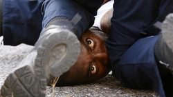 فیلمی دردناک از لحظه زیر گرفتن یک مرد سیاهپوست توسط خودروی پلیس