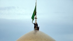 لحظاتی منتشر نشده از آخرین غبارروبی مضجع مطهر امام هادی (ع) توسط سردار سلیمانی