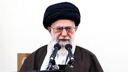 فیلم لحظه ورود رهبر انقلاب به حسینیه امام خمینی (ره)