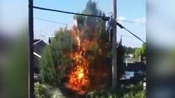 لحظه برخورد صاعقه شدید به یک ساختمان و وقوع آتش سوزی + فیلم