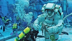 نظافت سفینه فضایی توسط فضانوردان + فیلم