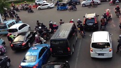 تصادف شدید یک خودرو با عابران پیاده + فیلم