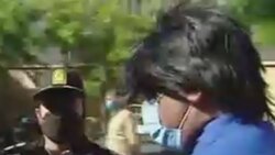 دستگیری فرد شروری که برای جلوگیری از جریمه شدن بر روی پلیس راهور چاقو کشید + فیلم