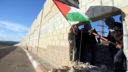 لحظه خارج کردن پیکر یک شهید فلسطینی از زیر آوار در غزه
