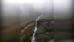 گردشگری که در اقدامی خطرناک نزدیک به قله آتشفشانی چادر زد + فیلم