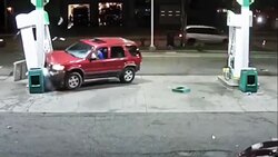 حمله عجیب گاو به یک پمپ بنزین!+ فیلم