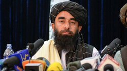رهبران طالبان از بخش نظامی فرودگاه کابل بازدید کردند + فیلم