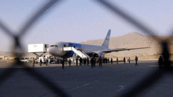رهبران طالبان از بخش نظامی فرودگاه کابل بازدید کردند + فیلم