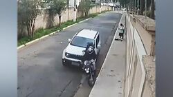 تعقیب و گریز پلیس با لودر سارق موتورسیکلت + فیلم