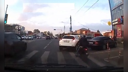 لحظه برخورد خودرو با افسر پلیس در حاشیه جاده + فیلم