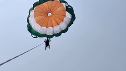 گیر کردن طناب چتر نجات به پای یک زن در آسمان + فیلم