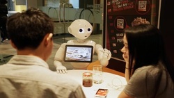 کمک شهروندان به یک ربات برای حرکت کردن + فیلم