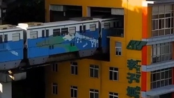 فیلمی از برخورد کامیون با قطار در حال حرکت