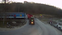 فیلمی از برخورد کامیون با قطار در حال حرکت