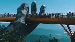 کشتی شیشه‌ای آسمانی در چین + فیلم