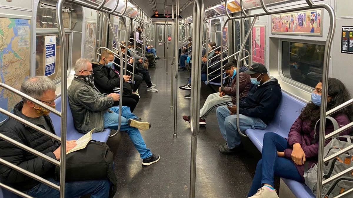 حرکت عجیب مرد مزاحم با ریختن یک کیسه موش روی سر مسافر مترو + فیلم