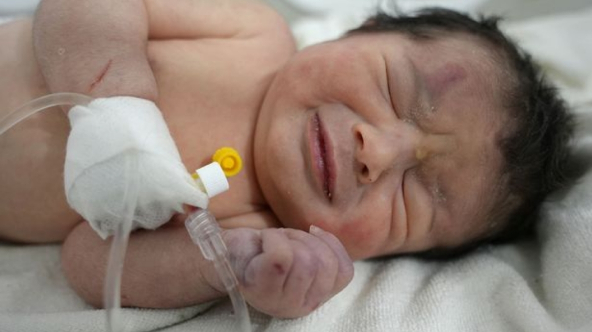 ماجرای به دنیا آمدن نوزاد ۱/۵میلیاردی در شرایط سخت برفی+  فیلم