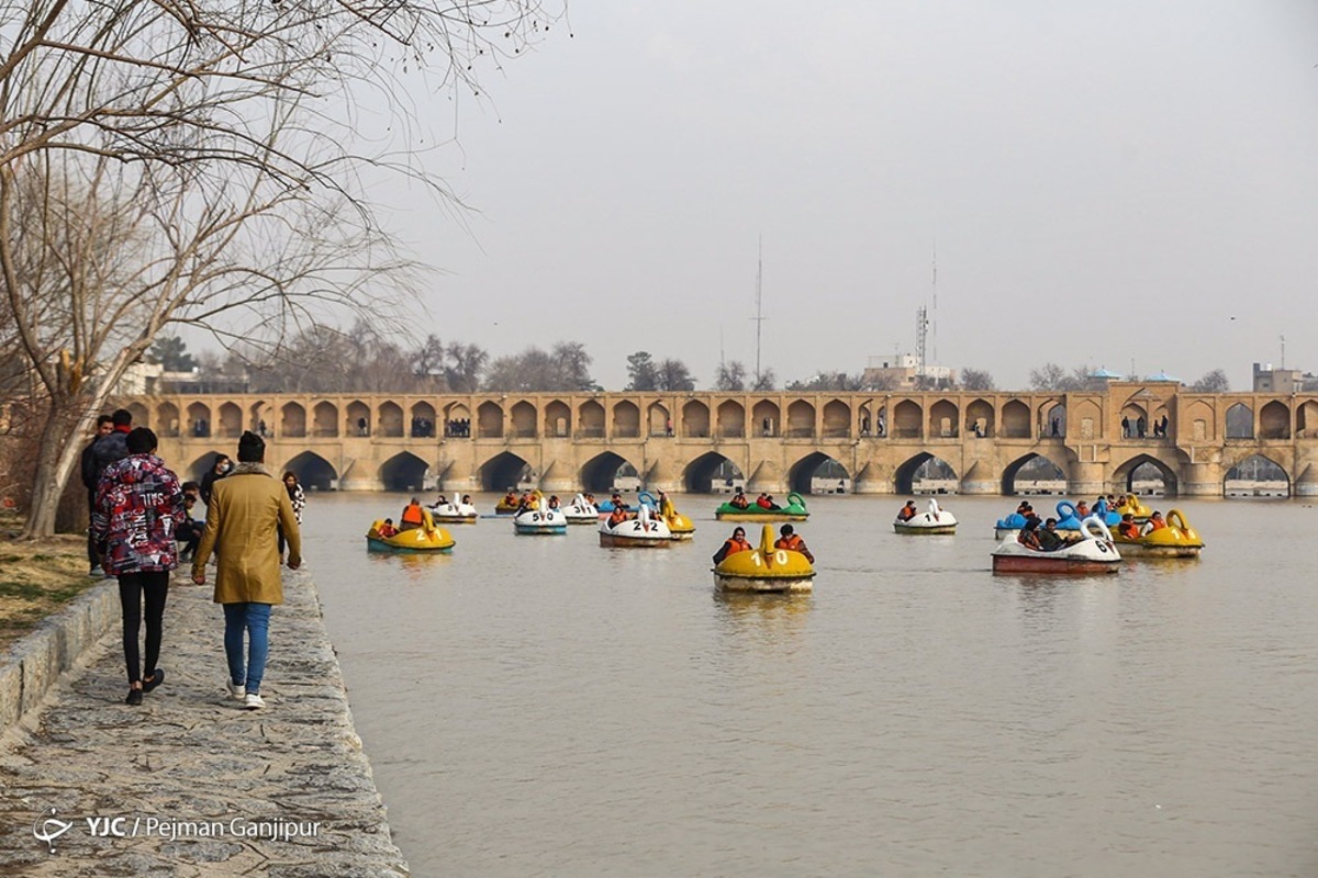 جاری شدن آب در زاینده رود و خوشحالی مسافران نوروزی در اصفهان