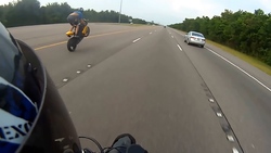 برخورد موتورسیکلت با سه چرخه + فیلم