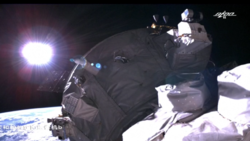 نظافت سفینه فضایی توسط فضانوردان + فیلم