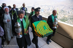 اهتزاز بزرگترین پرچم سبز حرم رضوی - تهران