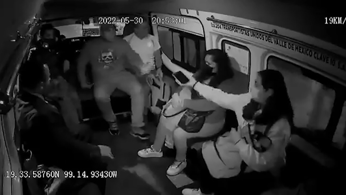 افتادن یک شهروند هندی از روی قطار در حال حرکت + فیلم