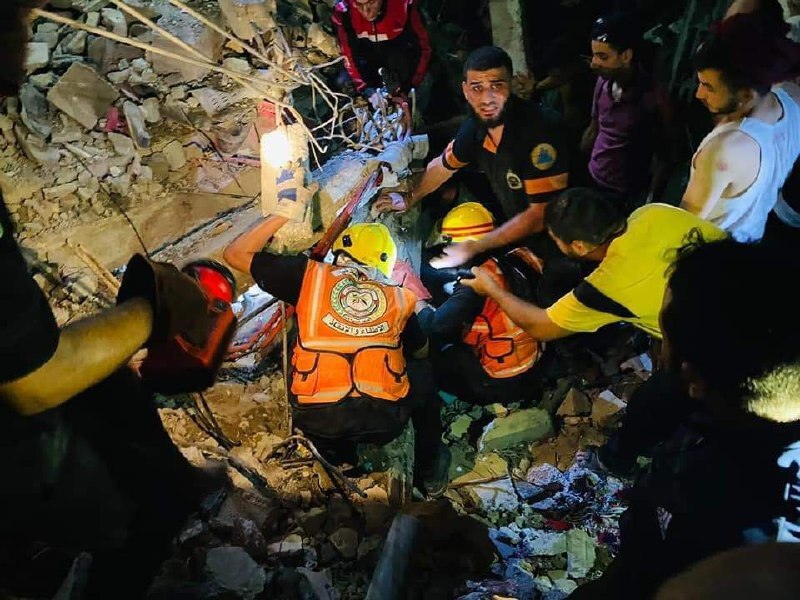 ادامه کار نیرو‌های امدادی برای یافتن بازماندگان خانه‌های ویران شده در رفح 04