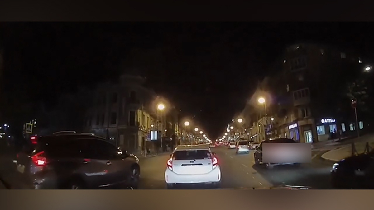 تصادف یک زن هنگام عبور از خیابان + فیلم