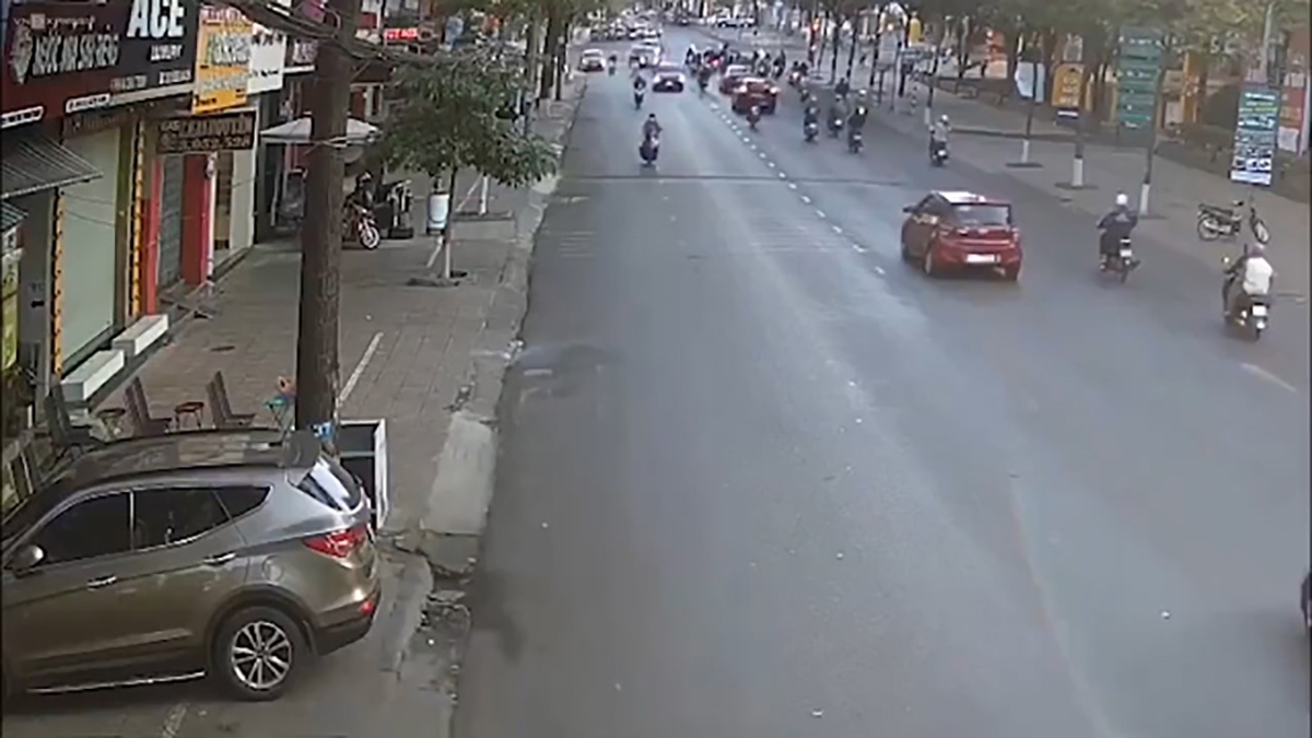 تصادف یک خودرو با راکب موتورسیکلت + فیلم