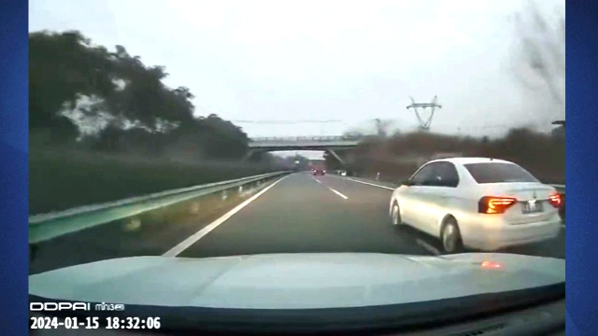 تصادف یک اتومبیل با خودروی برف‌روب + فیلم