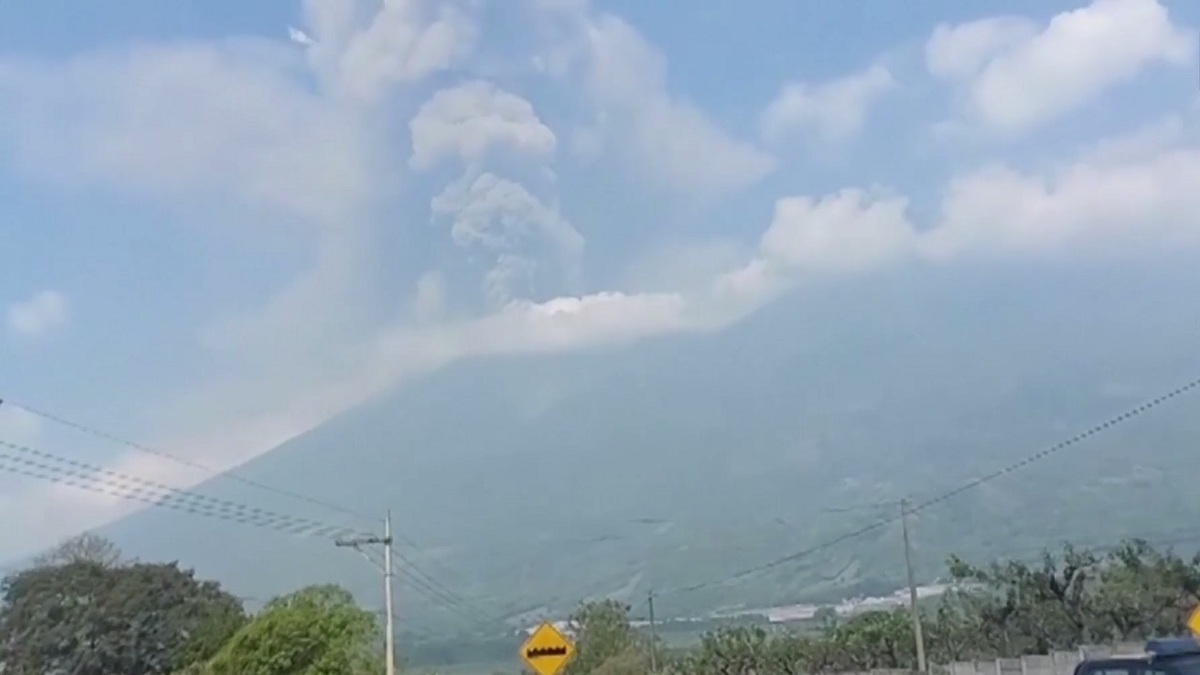 فوران آتشفشان ایبو در اندونزی + فیلم