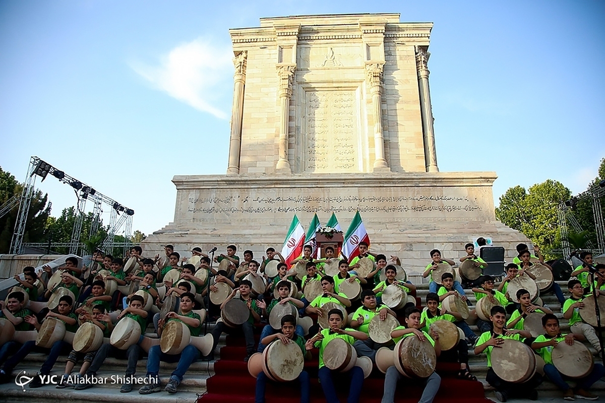 بازدید مسافران نوروزی از آرامگاه فردوسی