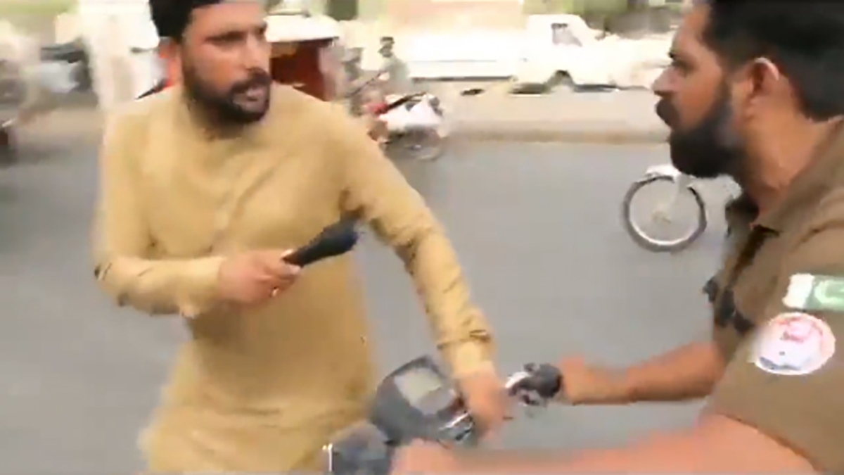 کتک‌کاری نماینده پارلمان پاکستان در برنامه زنده تلویزیونی + فیلم
