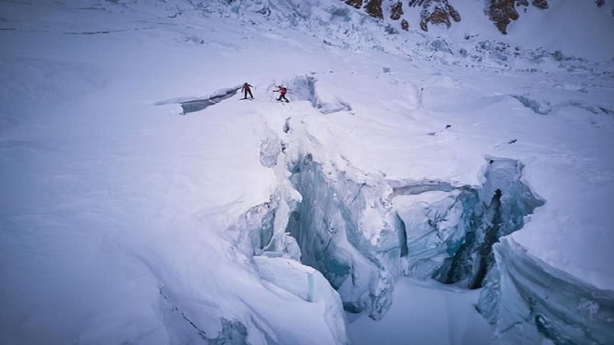 قدم زدن روی آبشار‌های یخ زده قله اورست + فیلم